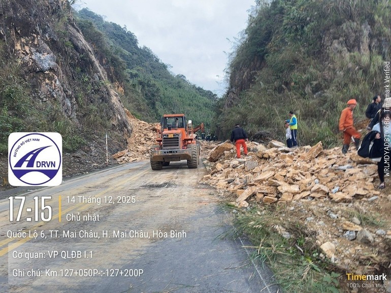 Cục Đường bộ Việt Nam huy động tối đa lực lượng để sớm thông tuyến giao thông huyết mạch nối tỉnh Phú Thọ với các tỉnh Tây Bắc.