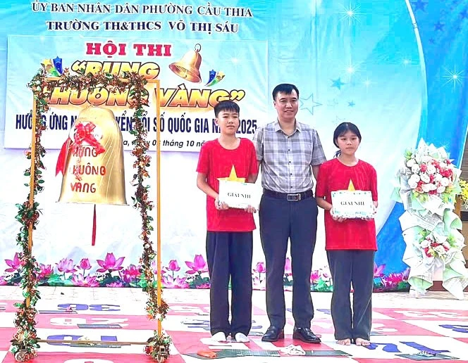 Trao giải cho học sinh xuất sắc.