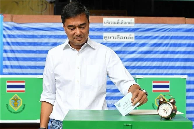 Cựu Thủ tướng Thái Lan Abhisit Vejjajiva, lãnh đạo đảng Dân chủ, bỏ phiếu tổng tuyển cử tại điểm bầu cử ở Bangkok.