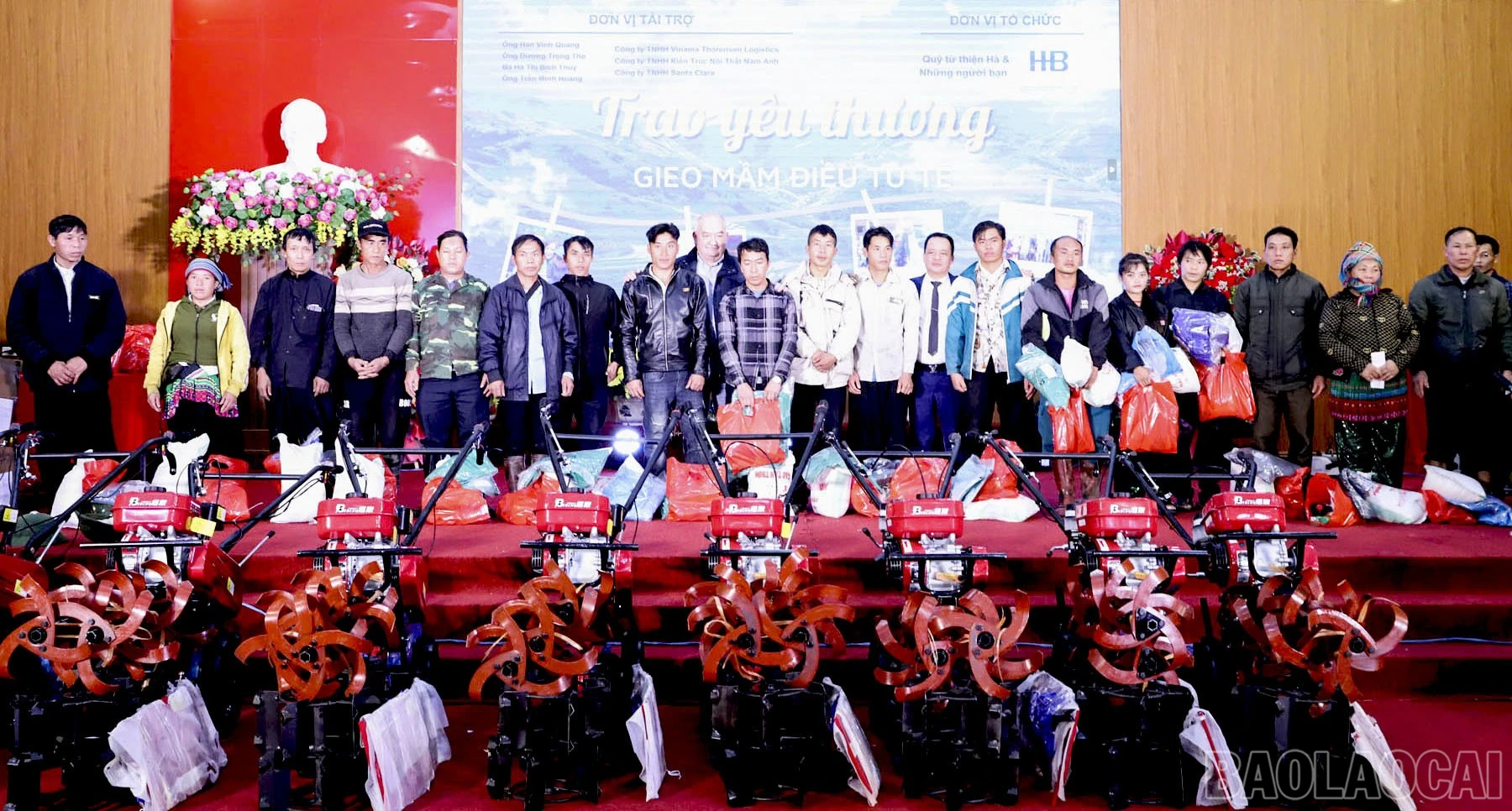 baolaocai-br_trao-may-cay-va-qua-cho-cac-ho-dan.jpg