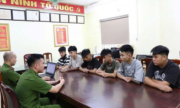 Nhóm đối tượng bạo hành 2 học sinh ở Sóc Sơn, Hà Nội. Nhóm đối tượng bạo hành 2 học sinh ở Sóc Sơn, Hà Nội.