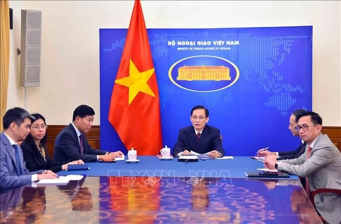 Bộ trưởng Ngoại giao Lê Hoài Trung điện đàm với Bộ trưởng Ngoại giao Lào Thongsavanh Phomvihane.