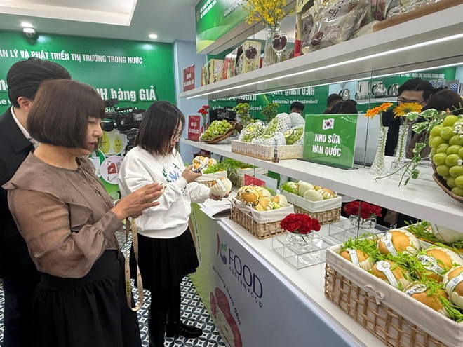 Khách tham quan quét mã QR để phân biệt hàng giả xuất xứ nguồn gốc.