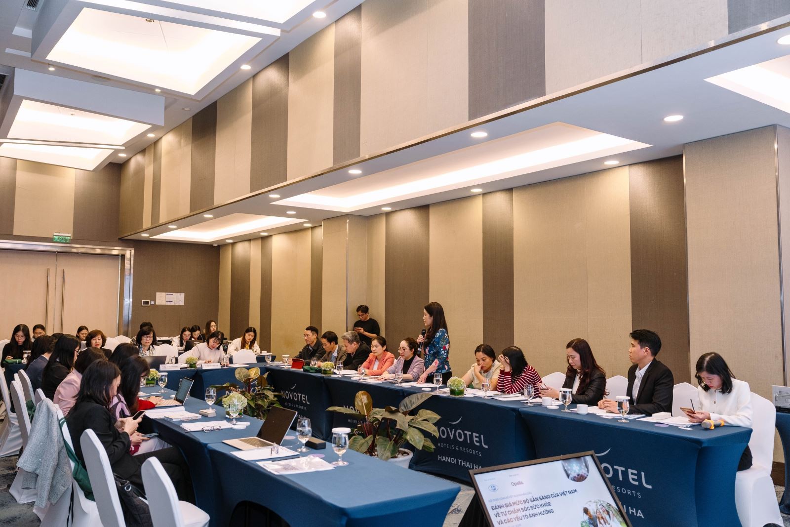 Delegates from various ministries and departments discussed and contributed ideas to the research. Các đại biểu đến từ các bộ, ban ngành thảo luận và đóng góp ý kiến cho nghiên cứu.