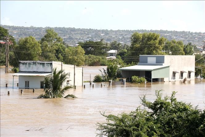 Nhiều nhà dân tại phường Hàm Thắng (Lâm Đồng) ngập sâu trong nước, trưa 4/12/2025.