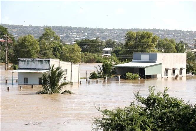 Nhiều nhà dân tại phường Hàm Thắng (Lâm Đồng) ngập sâu trong nước, trưa 4/12/2025.