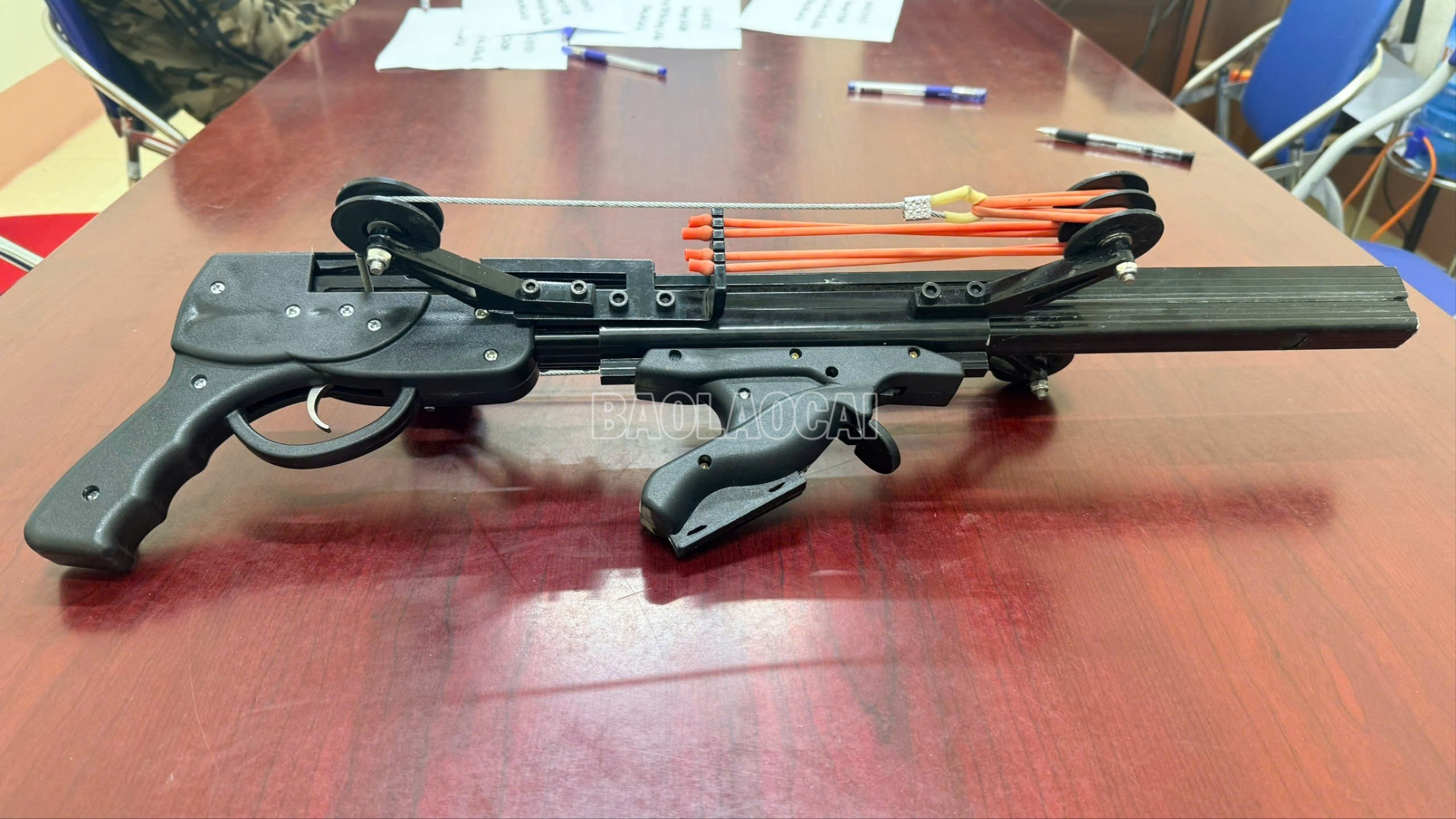 Khẩu súng cao su bắn đạn bi sắt gắn đèn laser Phạm Trọng Tú cầm quay clip đăng lên mạng xã hội. Khẩu súng cao su bắn đạn bi sắt gắn đèn laser Phạm Trọng Tú cầm quay clip đăng lên mạng xã hội.