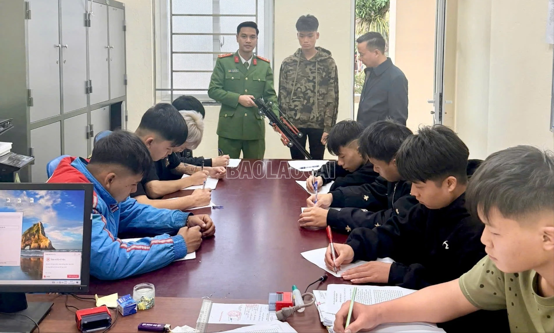Phạm Trọng Tú (đứng giữa) cùng tang vật bị thu giữ tại trụ sở Công an xã Bảo Hà.