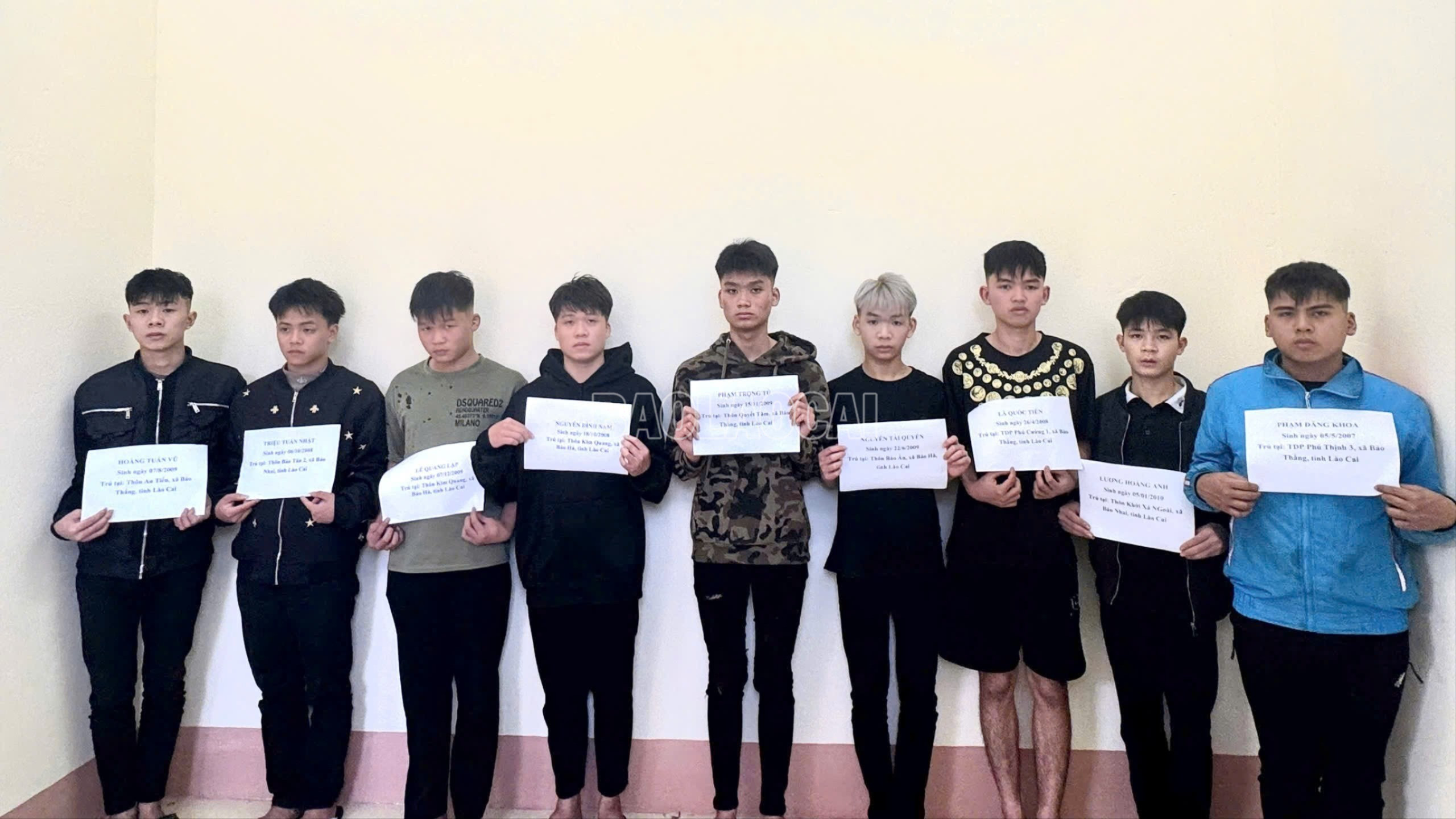 Các đối tượng tụ tập gây mất an ninh trật tự trong video đăng tải được triệu tập đến cơ quan Công an. baolaocai-c_cac-doi-tuong-tu-tap-gay-mat-an-ninh-trat-tu-trong-video-duoc-dang-tai-duoc-trieu-tap-den-co-quan-cong-an-8184.jpg