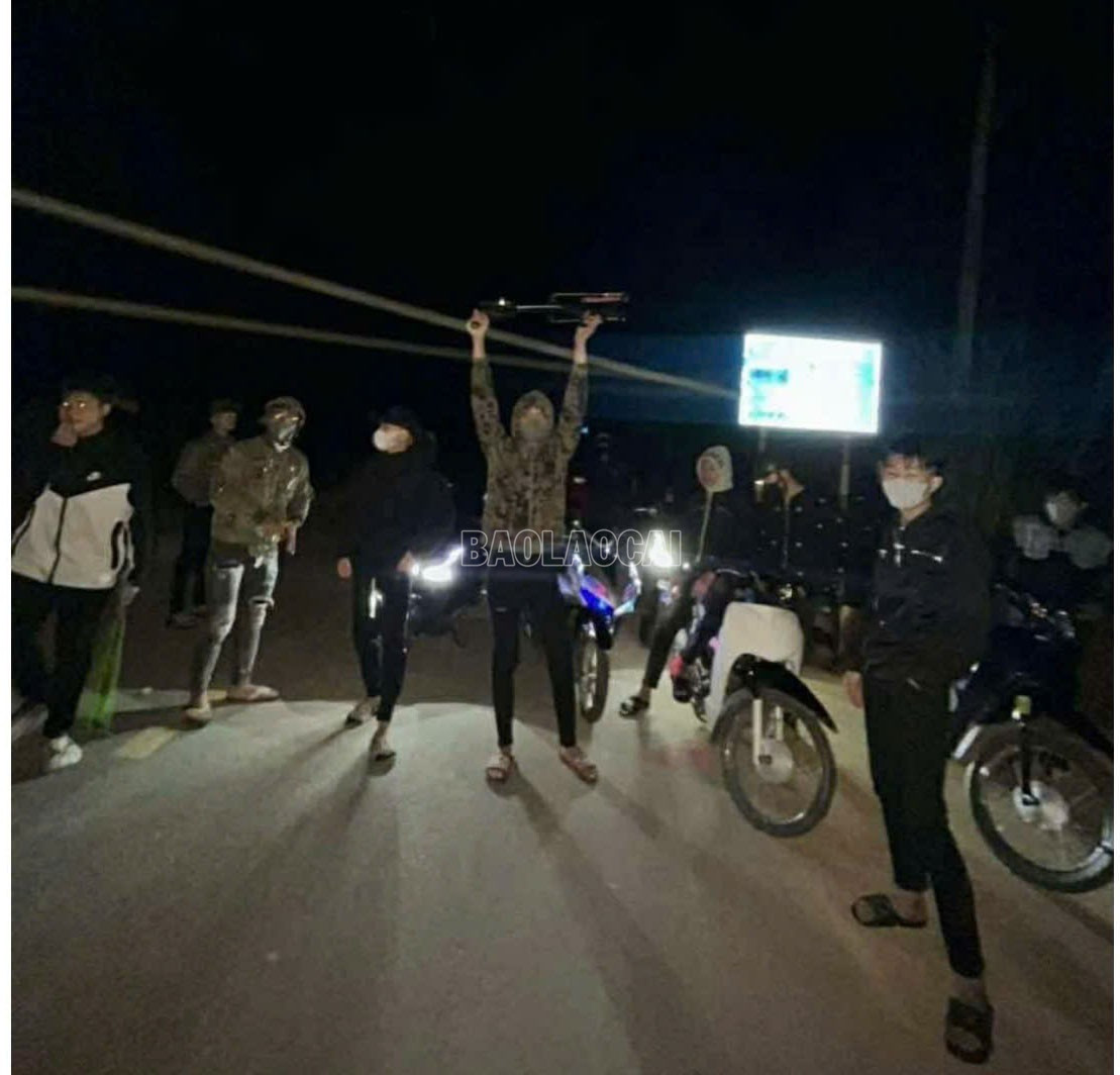 Hình ảnh được cắt từ video các đối tượng đăng lên mạng xã hội. baolaocai-c_hinh-anh-duoc-cat-tu-video-cac-doi-tuong-dang-len-mang-xa-hoi-1-669.jpg