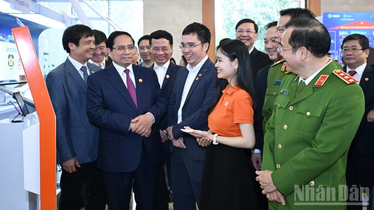 Thủ tướng Phạm Minh Chính thăm gian trưng bày, trải nghiệm các dịch vụ, tiện ích mới của Tập đoàn FPT nhân dịp hội nghị.