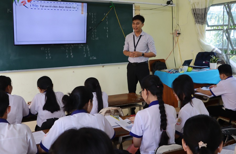 Tiết dạy của thầy Trần Bình Trọng - giáo viên Trường THPT Định Thành (xã Định Thành, Cà Mau). Tiết dạy của thầy Trần Bình Trọng - giáo viên Trường THPT Định Thành (xã Định Thành, Cà Mau).