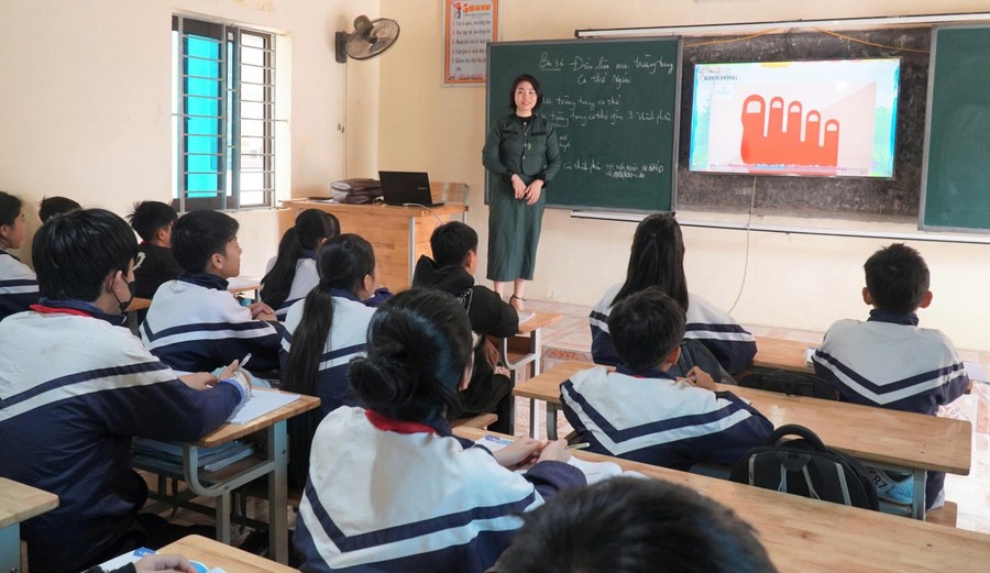 Giờ học môn Khoa học tự nhiên tại Trường THCS Dũng Hợp (xã Tân Kỳ, Nghệ An). Giờ học môn Khoa học tự nhiên tại Trường THCS Dũng Hợp (xã Tân Kỳ, Nghệ An).