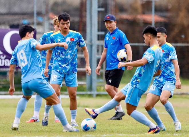 HLV Kim Sang-sik theo dõi các cầu thủ tập luyện trên sân.