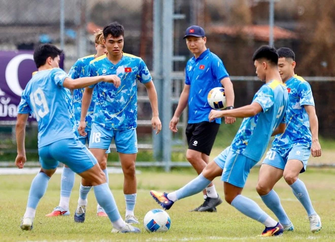 HLV Kim Sang-sik theo dõi các cầu thủ tập luyện trên sân.