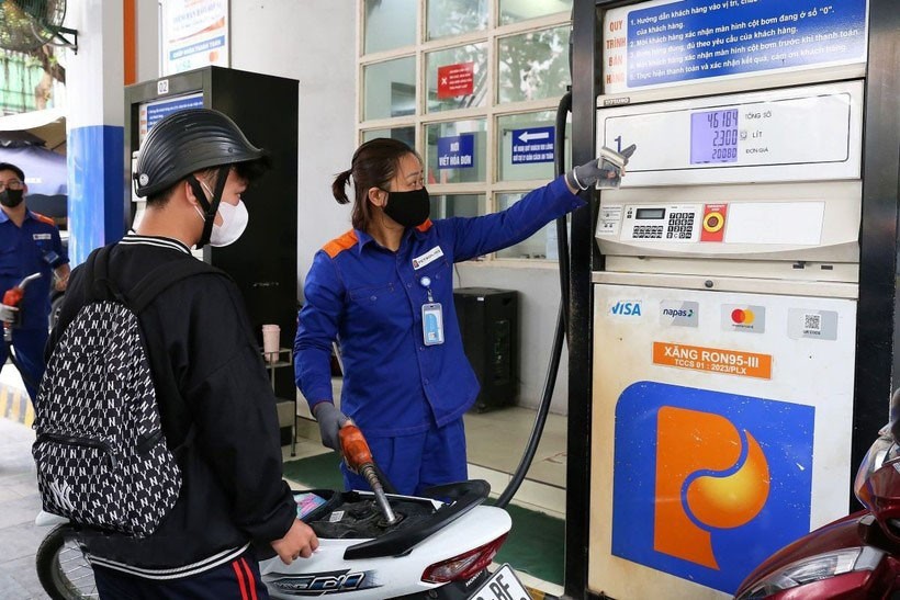 Mua, bán xăng tại điểm kinh doanh xăng dầu Petrolimex trên đường Trần Hưng Đạo, quận Hoàn Kiếm, Hà Nội. xang-9674.jpg