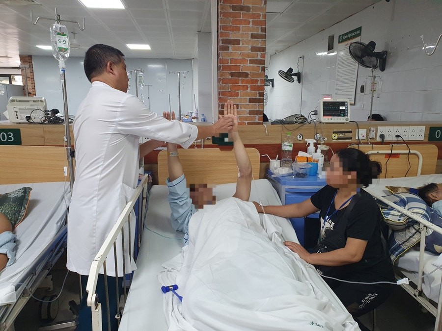 Trung tâm Chống độc (Bệnh viện Bạch Mai) điều trị cho bệnh nhân ngộ độc thuốc lá điện tử. Trung tâm Chống độc (Bệnh viện Bạch Mai) điều trị cho bệnh nhân ngộ độc thuốc lá điện tử.