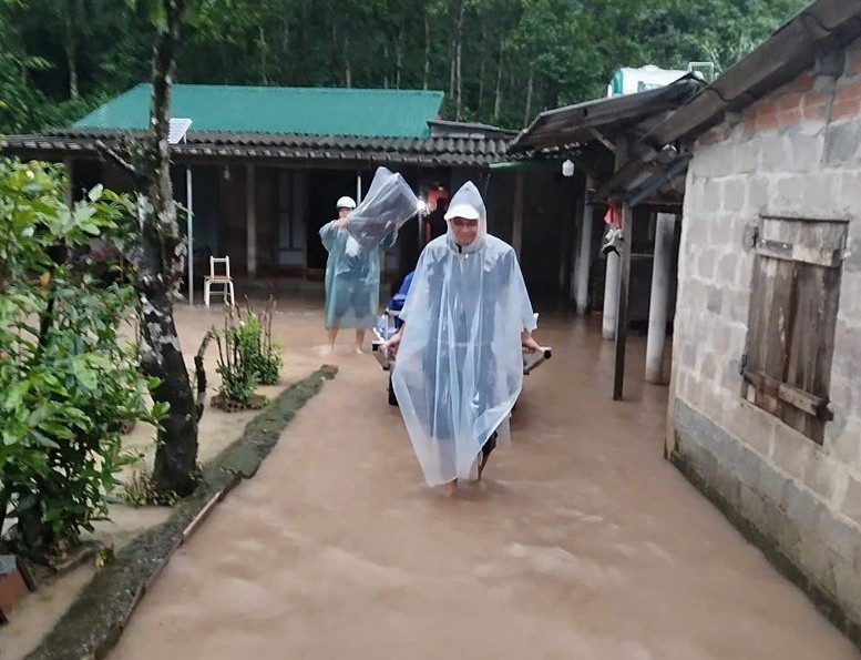 Lực lượng địa phương hỗ trợ di dời người dân tại vùng ngập sâu.