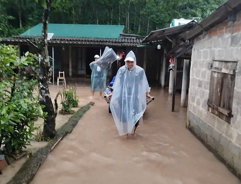 Lực lượng địa phương hỗ trợ di dời người dân tại vùng ngập sâu.