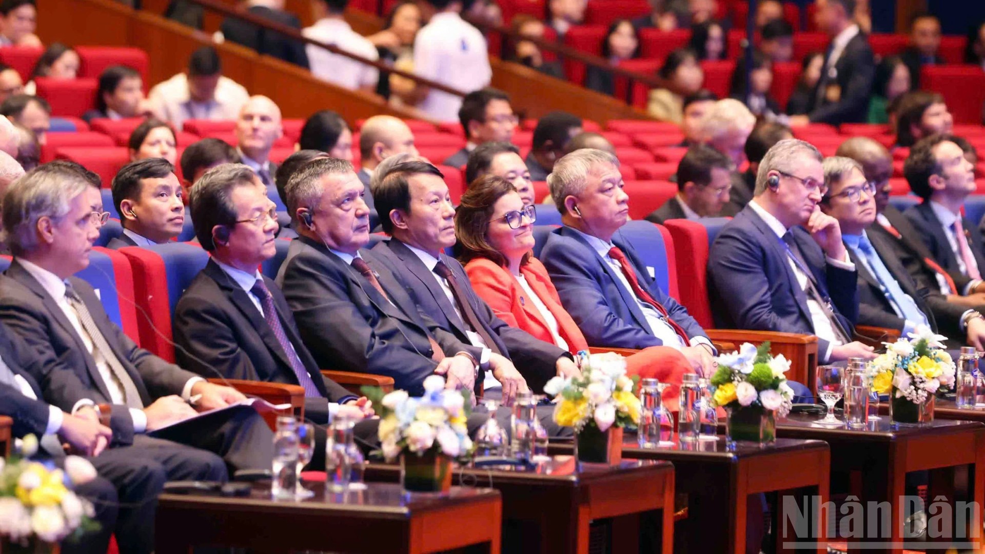 Bộ trưởng Công an Lương Tam Quang và các đại biểu tham dự Phiên bế mạc Lễ mở ký Công ước Hà Nội. Bộ trưởng Công an Lương Tam Quang và các đại biểu tham dự Phiên bế mạc Lễ mở ký Công ước Hà Nội.