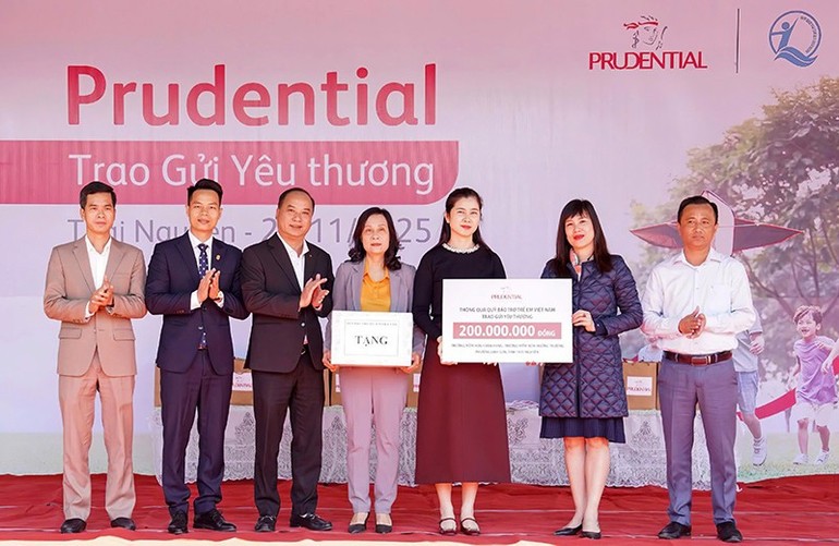 A szervezőbizottság ajándéktáblákat adott át a Chua Hang Óvoda és a Huong Thuong Óvoda (Linh Son kerület, Thai Nguyen tartomány) képviselőinek. Ban tổ chức trao biển trưng quà tặng cho đại diện Trường Mầm non Chùa Hang và Trường Mầm non Huống Thượng (phường Linh Sơn, tỉnh Thái Nguyên).