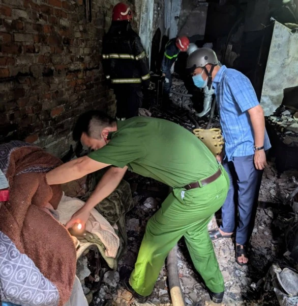 Đại tá Nguyễn Ngọc Quyền, Phó Giám đốc Công an TP Hà Nội trực tiếp chỉ đạo công tác chữa cháy và CNCH tại hiện trường.