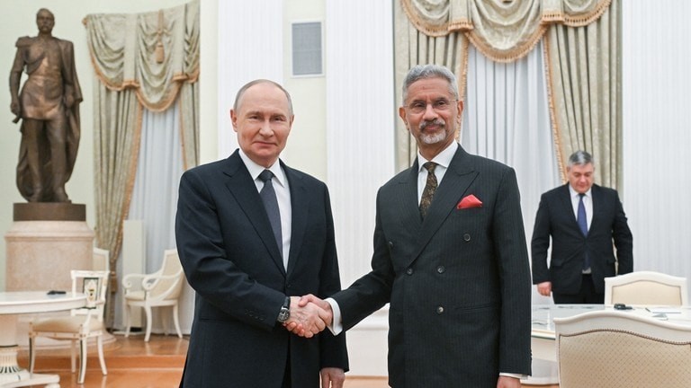 Tổng thống Nga Putin cùng Ngoại trưởng Ấn Độ Subrahmanyam Jaishankar tại một cuộc họp ở Điện Kremlin.