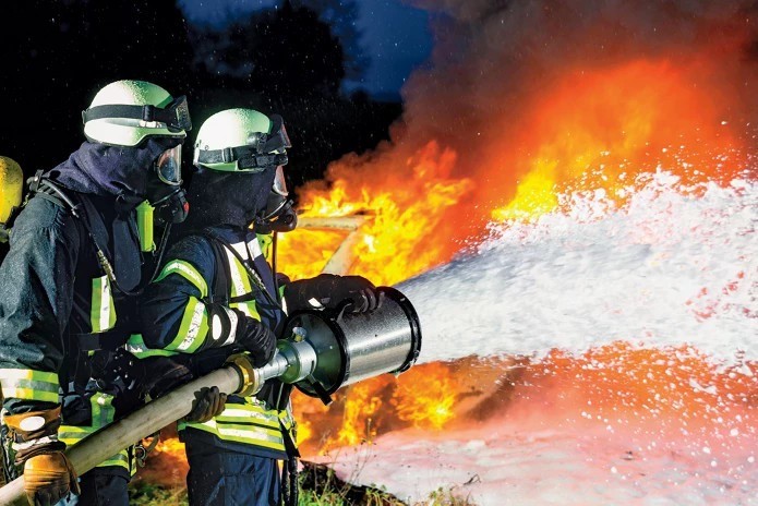 EU chính thức thông qua biện pháp hạn chế việc sử dụng PFAS trong bọt chữa cháy. bot-chua-chay.jpg