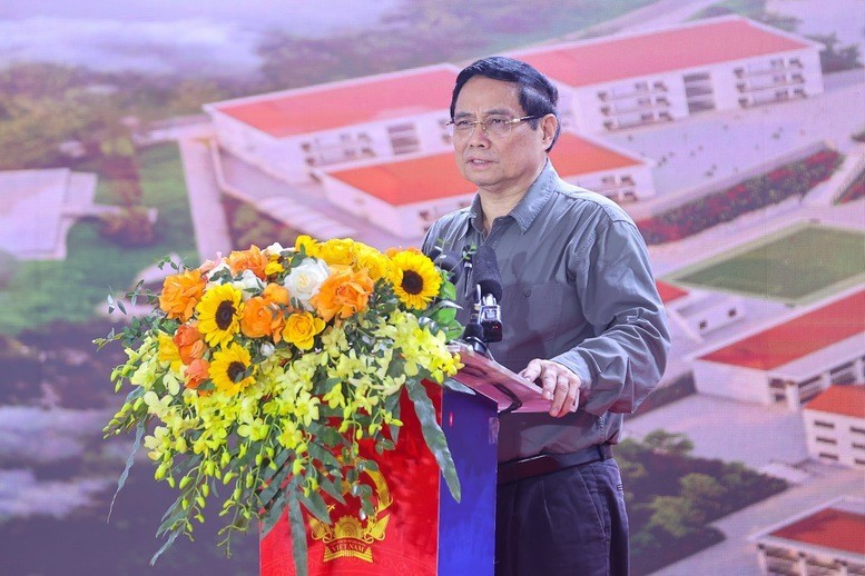 Thủ tướng Chính phủ Phạm Minh Chính phát biểu tại lễ khởi công xây dựng các trường phổ thông nội trú liên cấp Tiểu học và Trung học cơ sở tại các xã biên giới đất liền sáng 9/11, điểm cầu Trường nội trú liên cấp Tiểu học và Trung học cơ sở xã Yên Khương, Thanh Hóa.