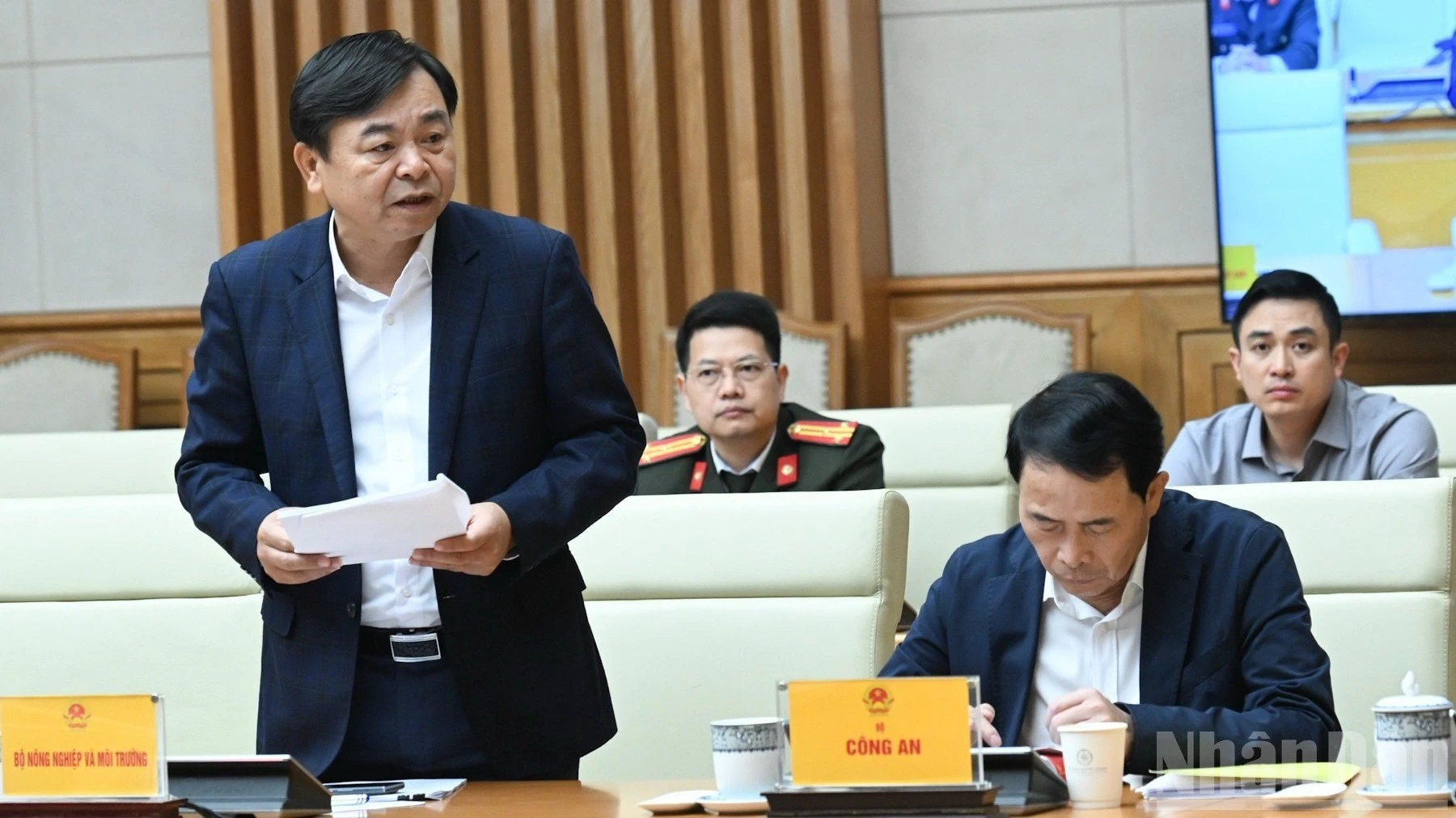 Lãnh đạo Bộ Nông nghiệp và Môi trường báo cáo Thủ tướng Chính phủ tại hội nghị sơ kết.