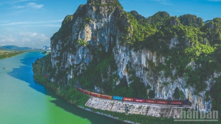 Công tác tiếp nhận và xếp dỡ hàng hóa được tổ chức tại các ga đầu mối đủ điều kiện trên mạng lưới đường sắt quốc gia. Công tác tiếp nhận và xếp dỡ hàng hóa được tổ chức tại các ga đầu mối đủ điều kiện trên mạng lưới đường sắt quốc gia.