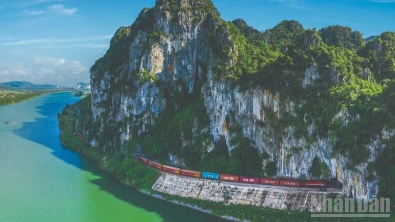 Công tác tiếp nhận và xếp dỡ hàng hóa được tổ chức tại các ga đầu mối đủ điều kiện trên mạng lưới đường sắt quốc gia.