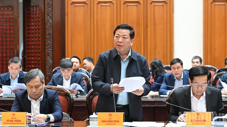 Bộ trưởng Xây dựng Trần Hồng Minh báo cáo Thủ tướng Chính phủ tại cuộc họp.