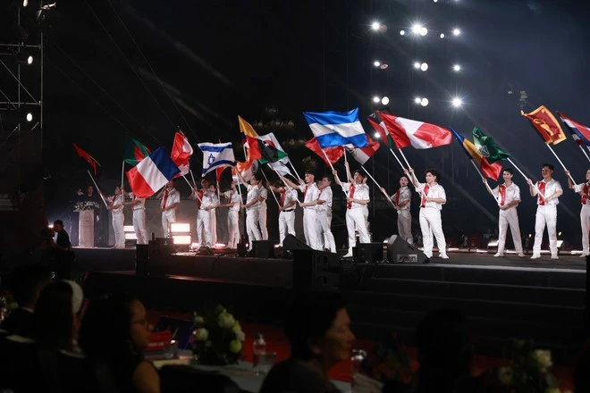 Những màn trình diễn tại sân khấu chương trình khai mạc.