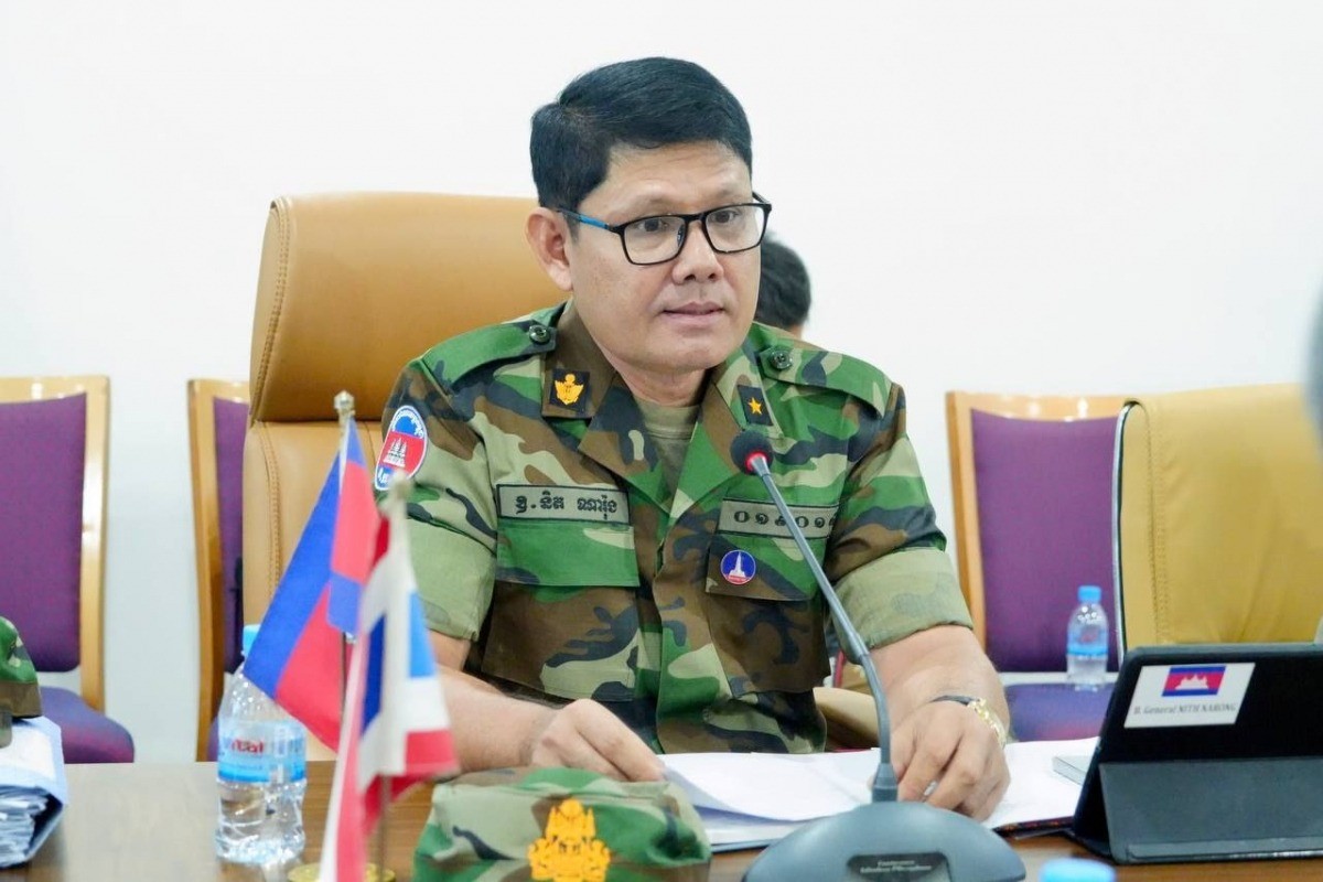 Chuẩn tướng Nith Narong, Phó Tham mưu trưởng Quân khu 4 kiêm Trưởng Ban Thư ký Ủy ban biên giới khu vực Campuchia (RBC) quân khu 4 Campuchia dẫn đầu. am-1.jpg