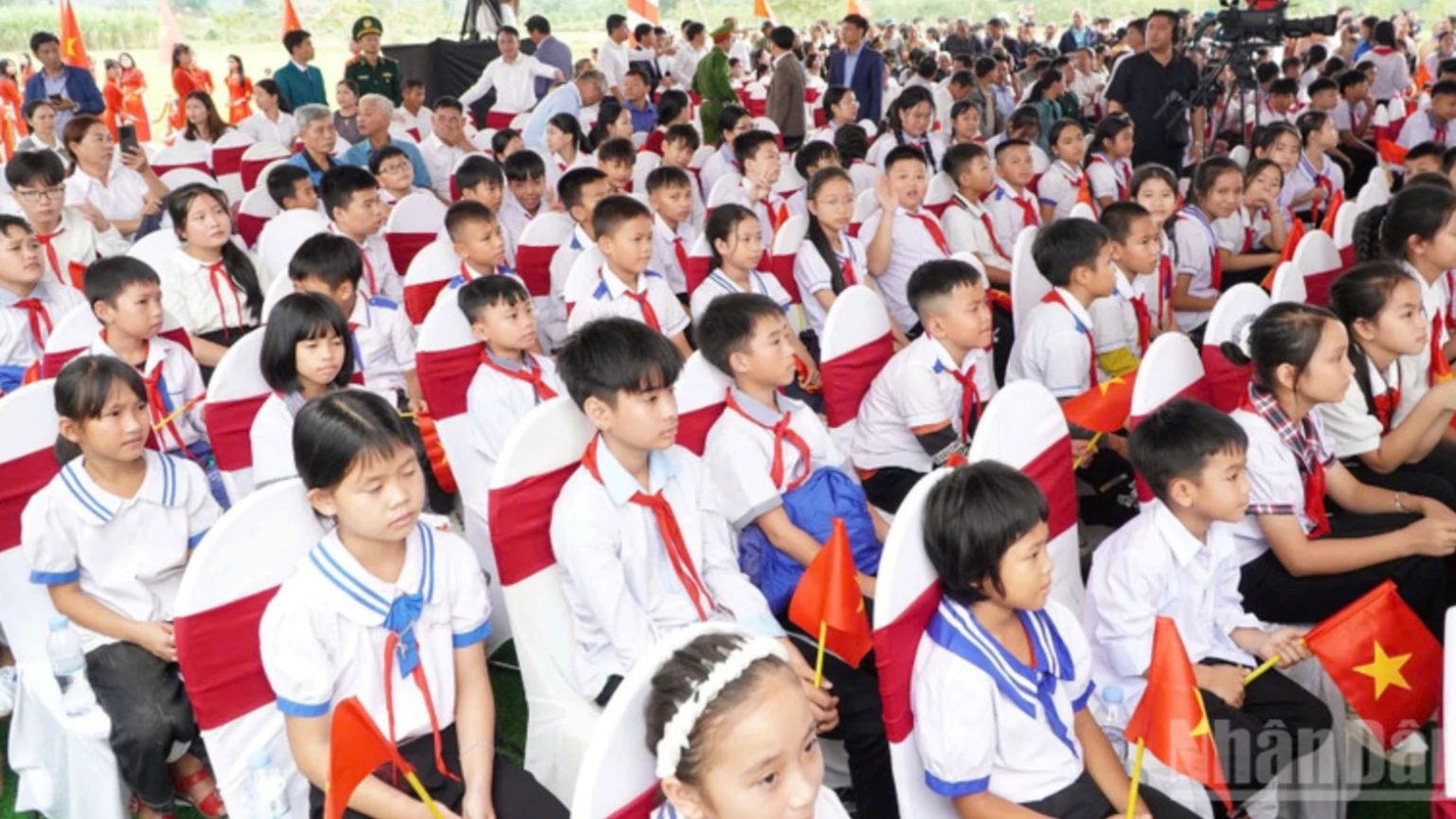 Học sinh tại lễ khởi công xây dựng Trường phổ thông nội trú liên cấp tiểu học và trung học cơ sở Hạnh Lâm (xã Hạnh Lâm, Nghệ An).