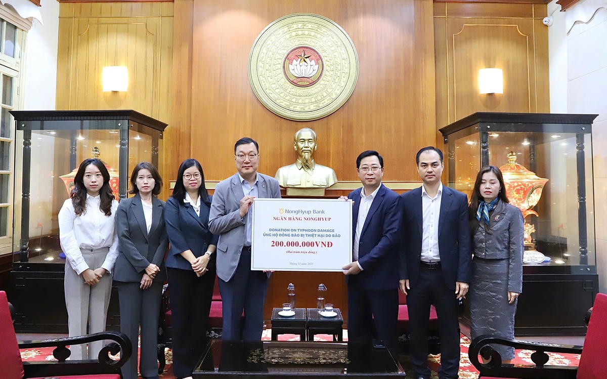 Ông Cao Xuân Thạo tiếp nhận ủng hộ từ Ngân hàng Nonghyup.