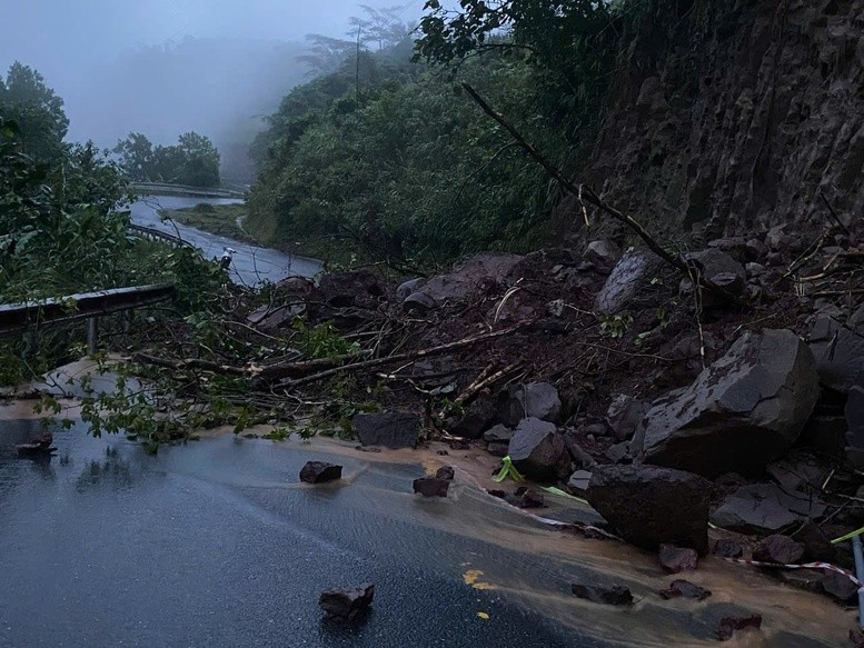 Mưa lớn từ hôm qua đến rạng sáng nay (17/11) đã gây sạt lở, ngập lụt chia cắt một số tuyến giao thông ở núi tỉnh Quảng Trị.
