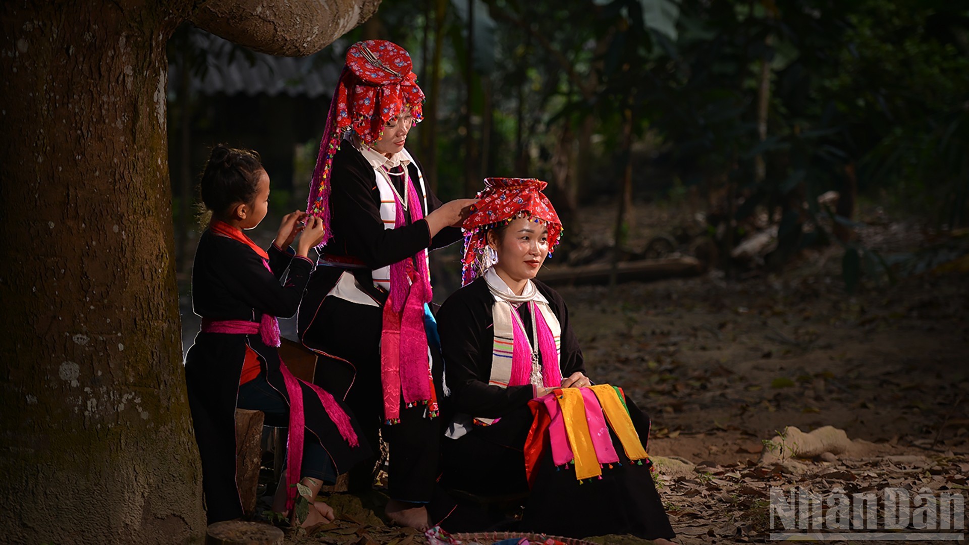 Vẻ đẹp của phụ nữ Dao Tuyển.