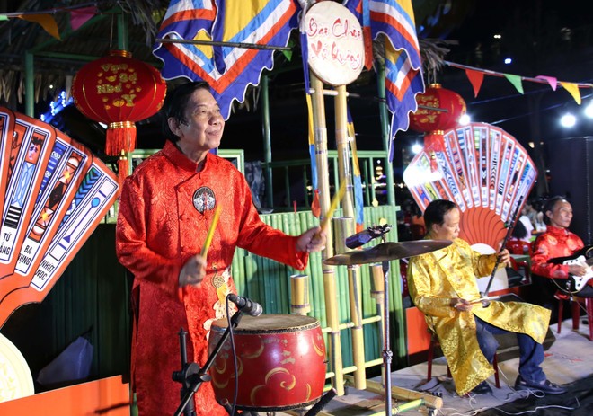 Nghệ sĩ ưu tú Trương Tuấn Hải đánh trống phục vụ trình diễn bài chòi.