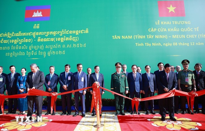 Thủ tướng Phạm Minh Chính và Thủ tướng Campuchia Hun Manet cắt băng khai trương Cặp cửa khẩu quốc tế Tân Nam- Meun Chey.