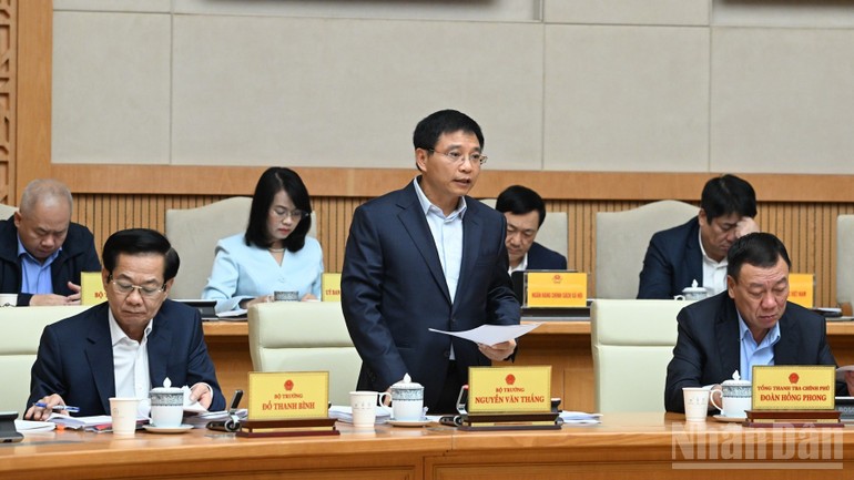 Bộ trưởng Tài chính Nguyễn Văn Thắng báo cáo tại phiên họp.