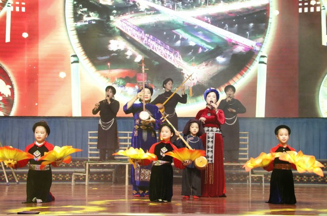 Một tiết mục hát Then, đàn Tính.