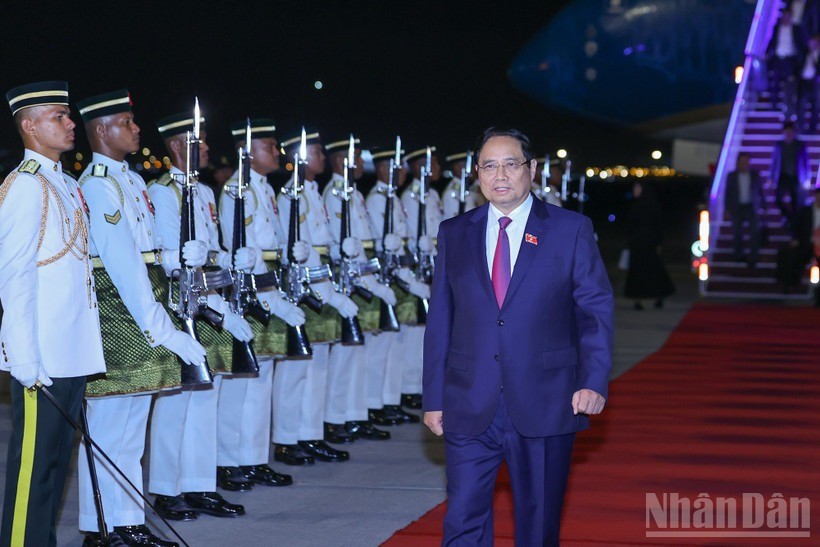 Thủ tướng Chính phủ Phạm Minh Chính cùng Đoàn đại biểu Việt Nam tới Thủ đô Kuala Lumpur, Malaysia, bắt đầu chuyến công tác tham dự Hội nghị Cấp cao ASEAN lần thứ 47 và các hội nghị cấp cao liên quan. ndo-br-a1.jpg