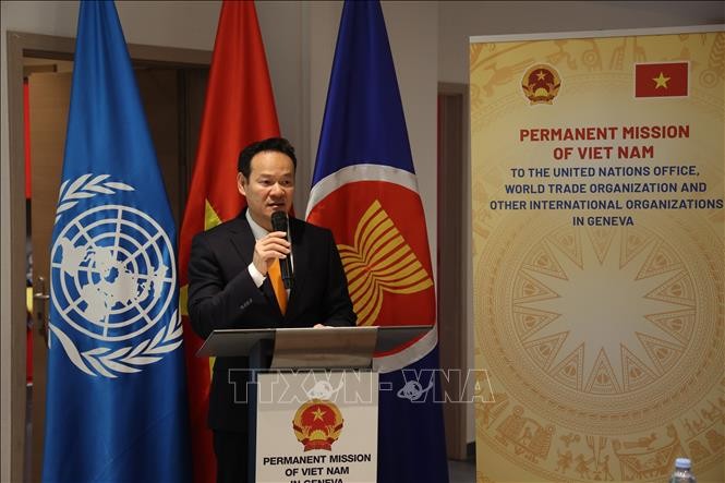 Đại sứ Mai Phan Dũng phát biểu tại buổi tọa đàm.