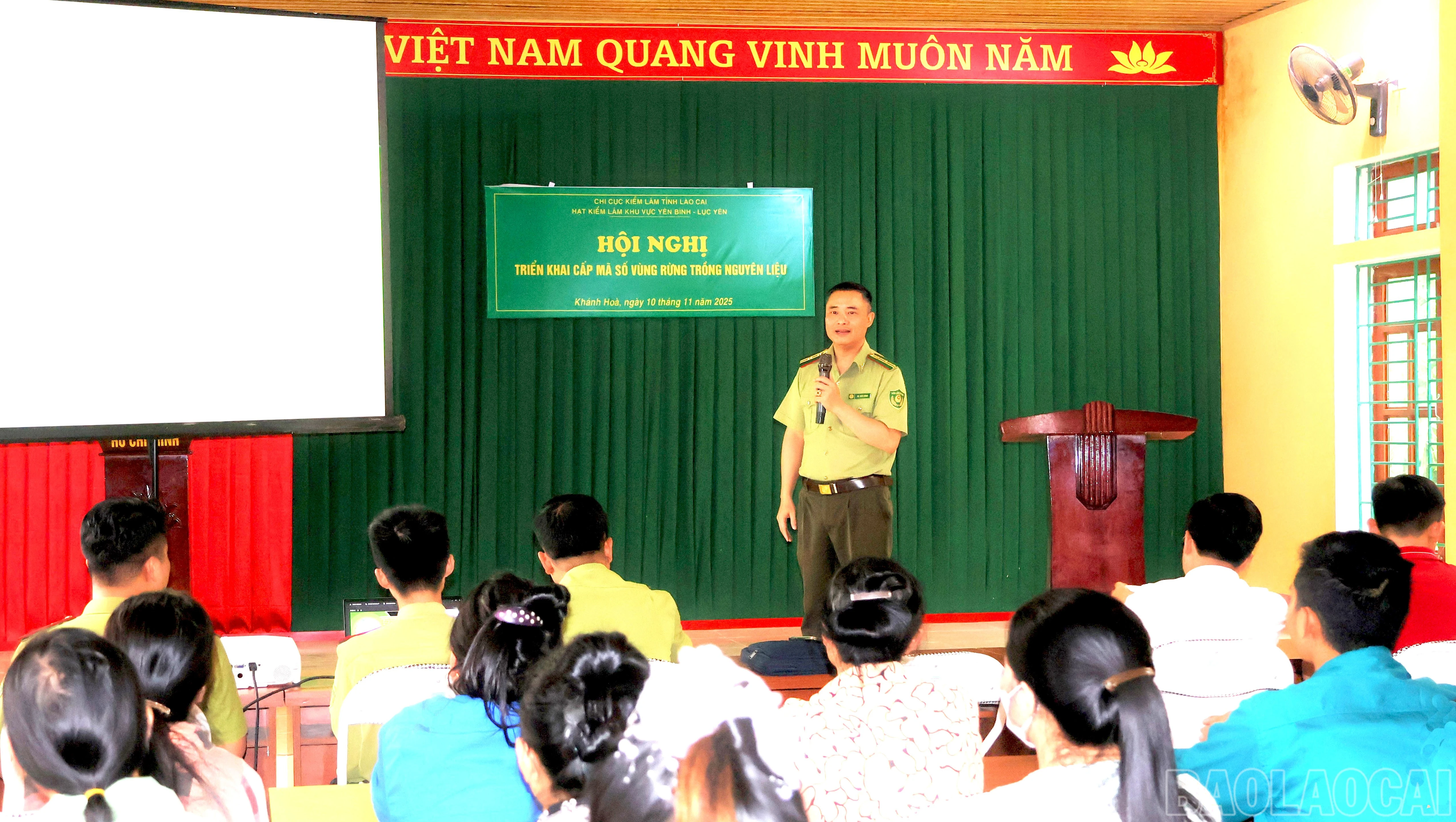 baolaocai-br_lanh-dao-hat-kiem-lam-khu-vuc-yen-binh-luc-yen-pho-bien-cac-noi-dung-ve-cap-ma-so-vung-trong-rung-nguyen-lieu-cho-nguoi-dan-thon-lang-noc-xa-khanh-hoa.jpg