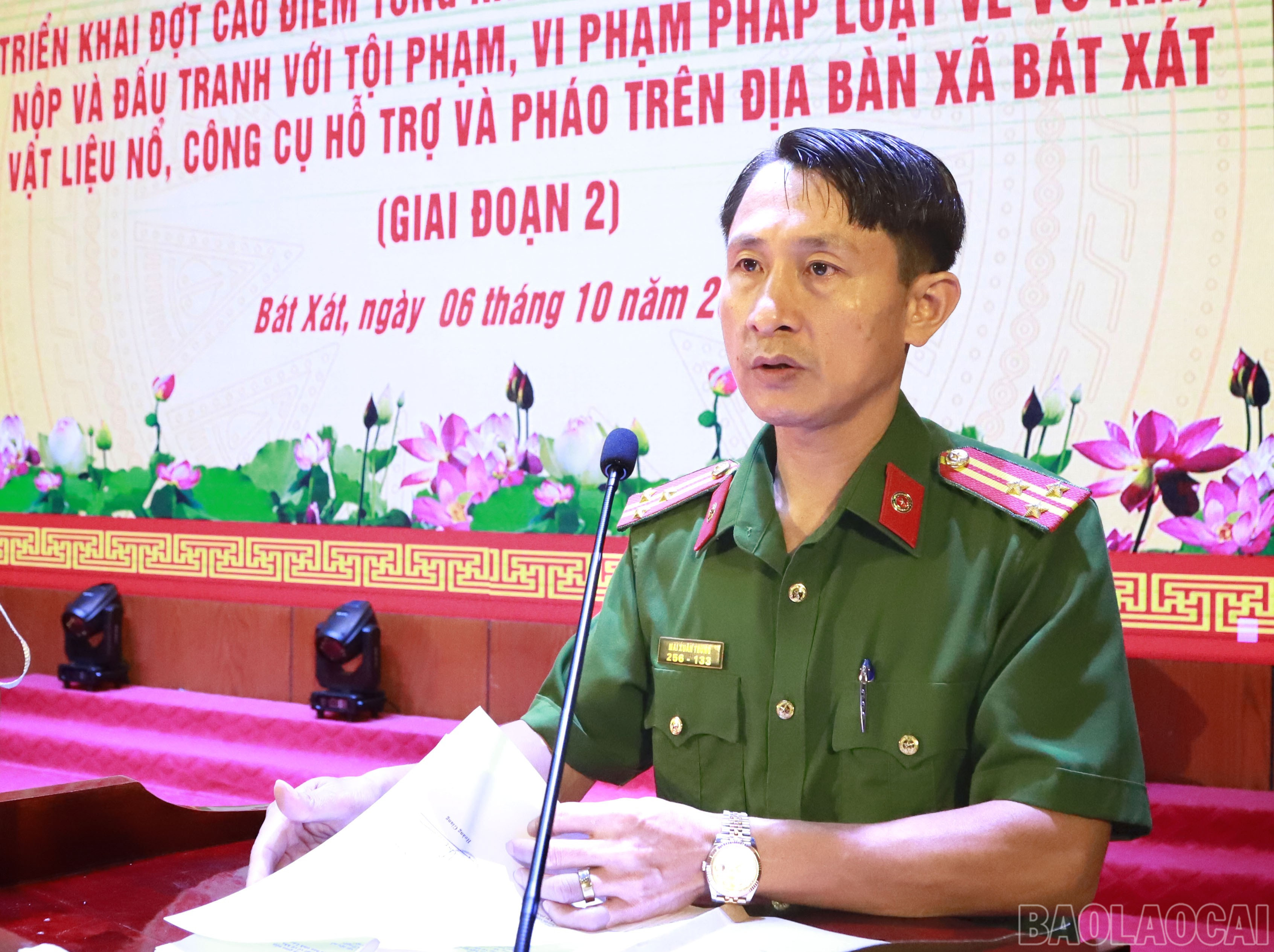 Lãnh đạo Công an xã Bát Xát triển khai các nội dung về vận động giao nộp vũ khí, vật liệu nổ. baolaocai-br_2-1.jpg