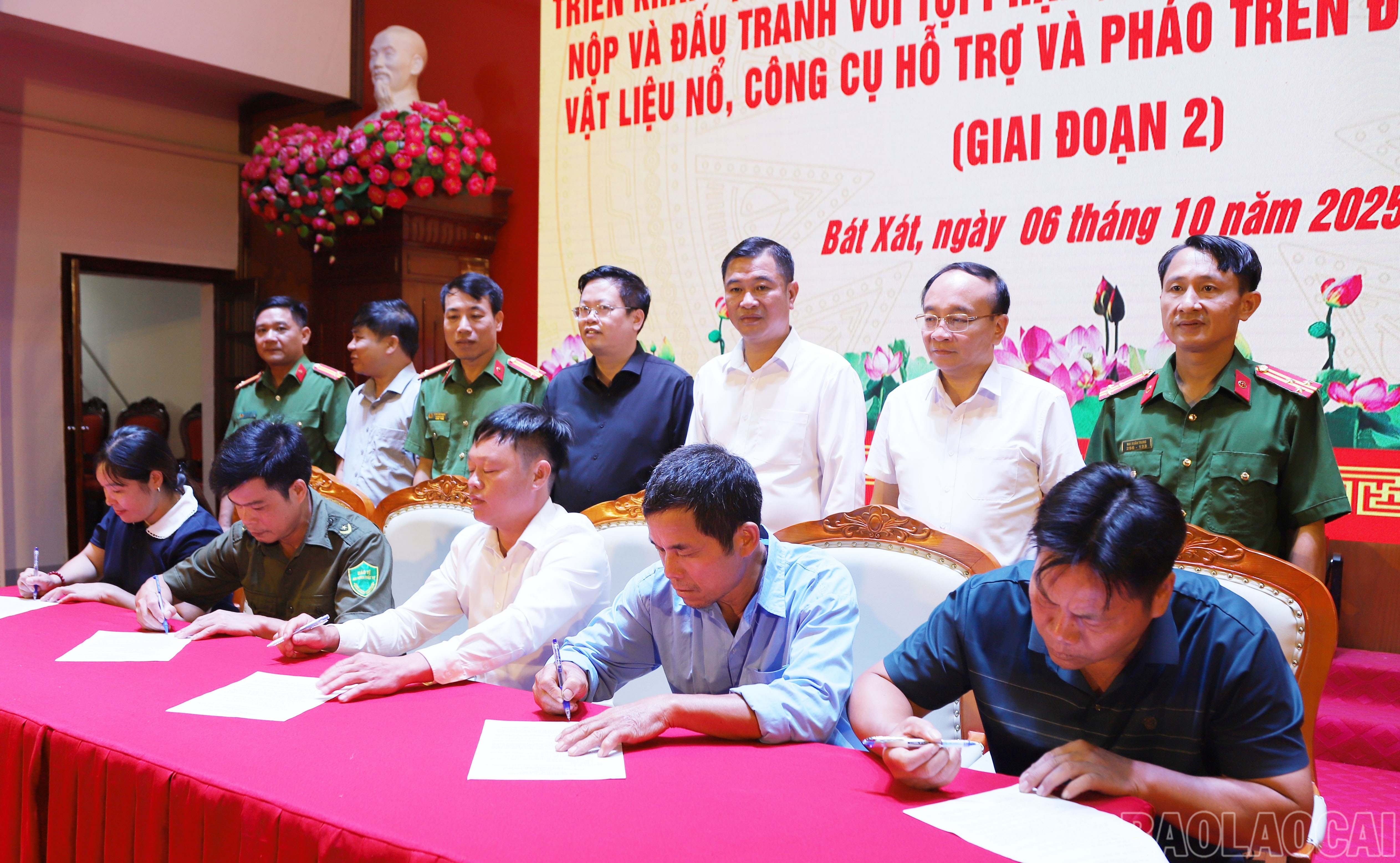 Đại diện chi bộ các thôn ký cam kết về thu hồi vũ khí, vật liệu nổ trong dân. baolaocai-br_4-4219.jpg