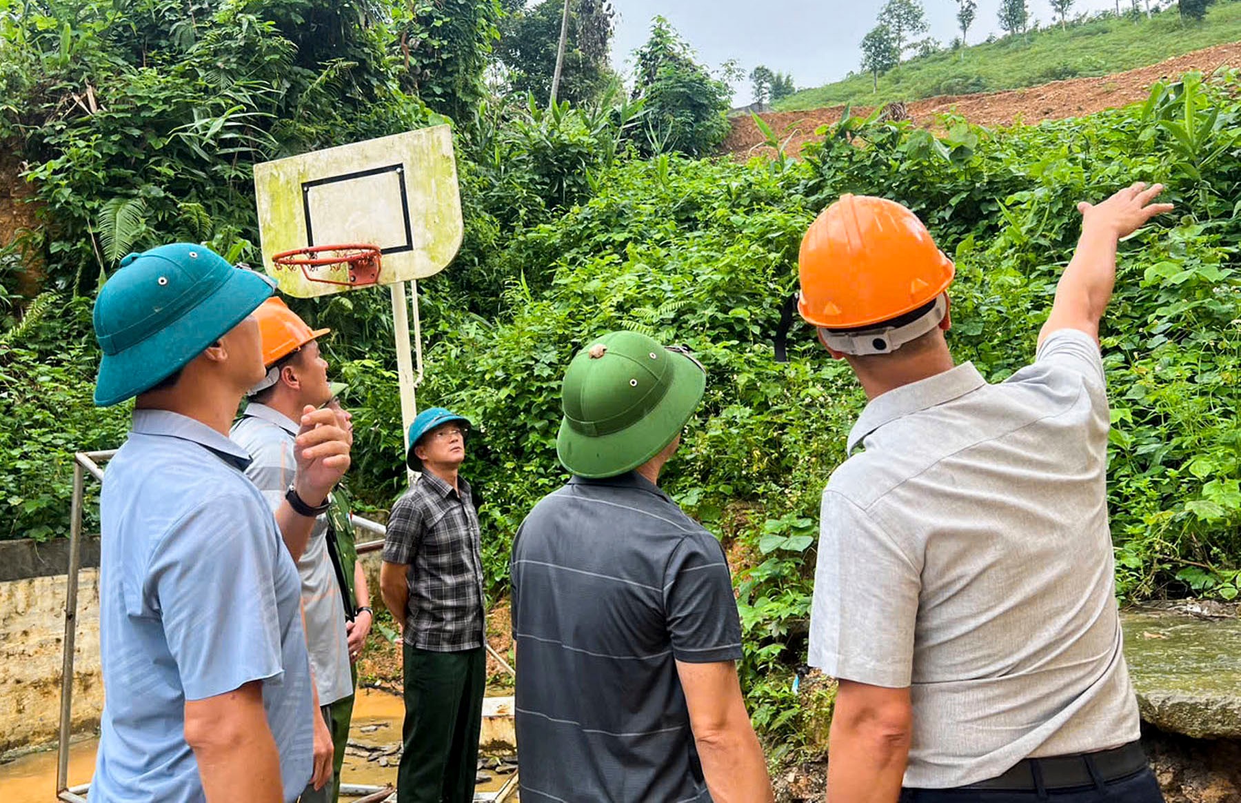 Lãnh đạo xã Trịnh Tường kiểm tra khu vực có nguy cơ sạt lở. lanh-dao-xa-trinh-tuong-kiem-tra-khu-vuc-co-nguy-co-sat-lo.jpg
