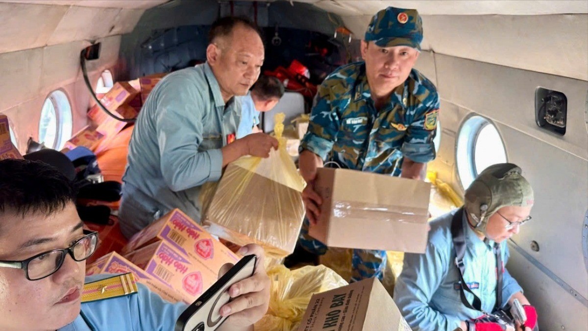 Phi công chuyển hàng hóa từ trực thăng xuống các địa điểm thuộc xã Vân Nham và xã Yên Bình (tỉnh Lạng Sơn) bị cô lập vì lũ. quan-doi-ho-tro-nguoi-dan-vung-l-2899.jpg